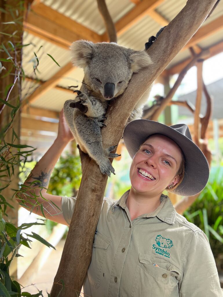 La cuidadora de animales Liz Florence posa con la koala preñada Laurie en el Symbio Wildlife Park.