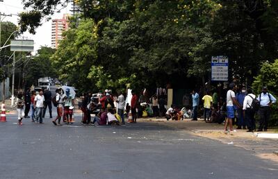 El grupo de indígenas cerró la avenida Artigas por varios minutos. Piden soluciones sociales, pero al parecer no hay acuerdo en sus comunidades para hacer las gestiones.
