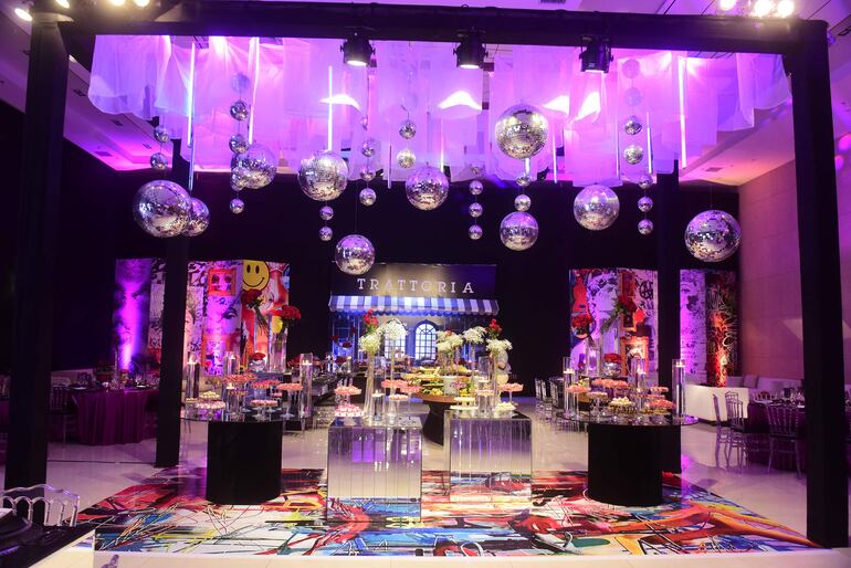 La fiesta fue ampliamente decorada por José Benítez en un estilo Deco Pop Art.