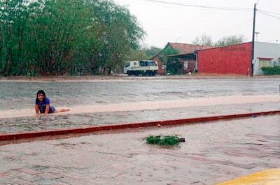 En Neuland, en medio de la precipitación,  una niña no resistió la tentación de arrojarse al agua para disfrutar de la bendición de la lluvia. Tuvieron que pasar 12 meses de larga espera.