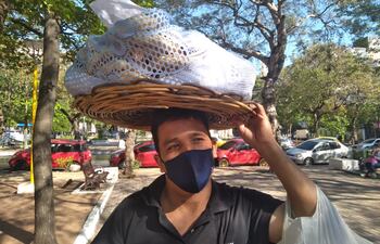 Para el próximo Día de la Virgen de Caacupé piensa vender mil chipas por día, dijo Jonathan Christian Siciliano.