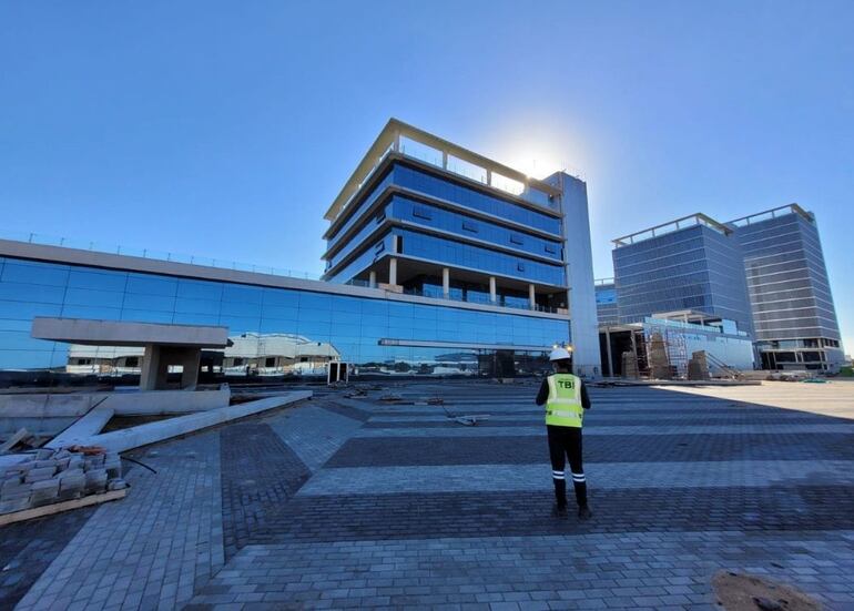 El Arq. Ángel Molina comentó que en la zona de obras existen pequeños desniveles, donde se implementaron rampas siguiendo las normas vigentes.