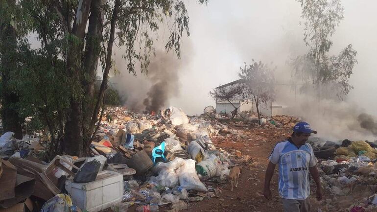 La basura queda a la intemperie por que no se cumple el plan  de mitigación.