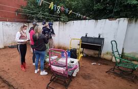 Los agentes fiscales en una de las viviendas allanadas en el marco del operativo internacional Luz de Infancia.