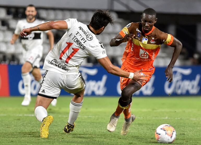 Iván Torres sale al cruce de Janner Corozo, que logra evadir
la marca del lateral franjeado, que no terminó el partido.