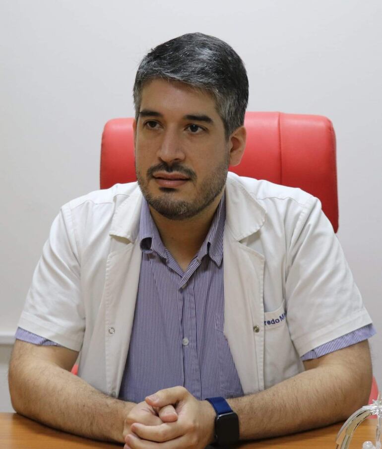El Dr. Alfredo Meza, Cardiólogo del departamento de Cardiología de Adultos de la Facultad de Ciencias Médicas de la UNA y del Hospital de Clínicas.