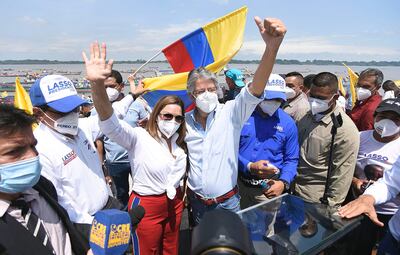 El exbanquero Guillermo Lasso (c) es el ganador de las elecciones presidenciales en Ecuador, celebradas ayer.