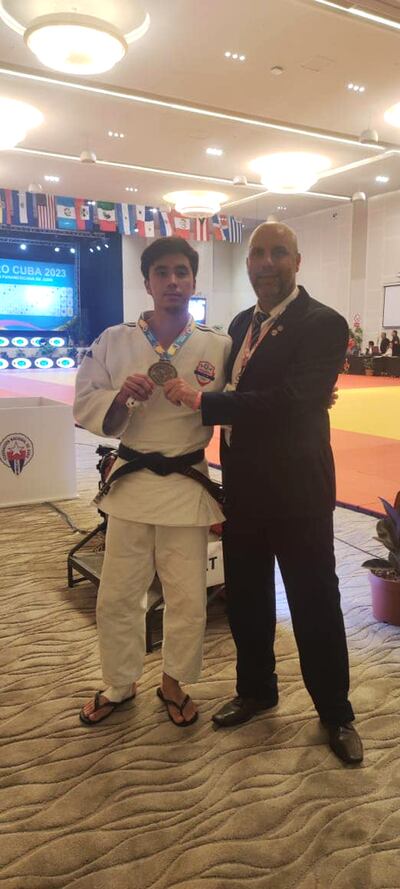 A la izquierda, Marcelo Vicentini (19 años) se consagró campeón sudamericano de judo.