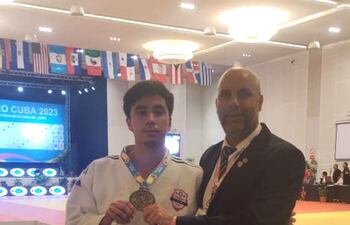 A la izquierda, Marcelo Vicentini (19 años) se consagró campeón sudamericano de judo.