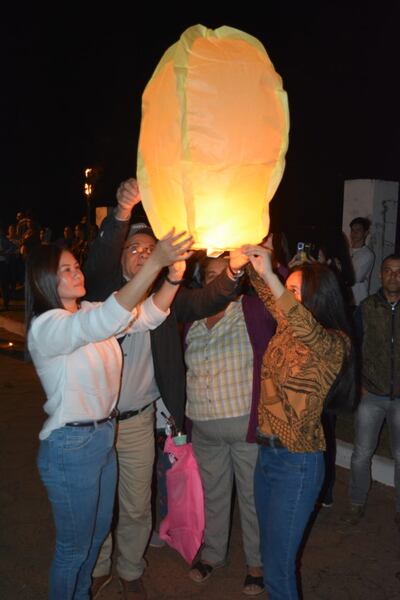 El lanzamiento de los globos de luces se realizó en el antiguo puerto de Concepción.