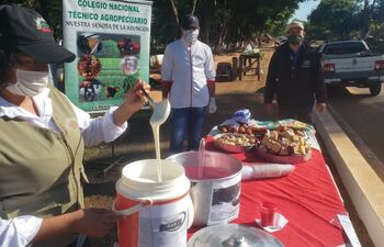 Entregaron también yogurt a los transeúntes.