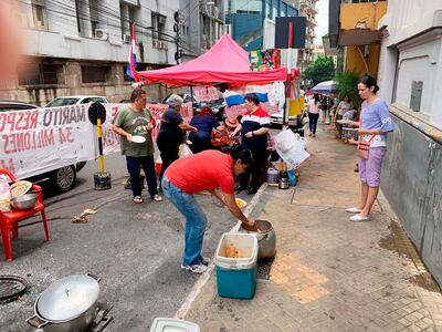 Funcionarios autoconvocados cumplieron ayer un mes frente a la "carpa de la resistencia".