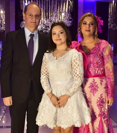 La quinceañera junto a sus padres Oscar Antúnez y Carolina Troche.