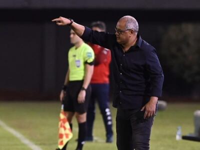Francisco Arce, entrenador de Cerro Porteño, durante el partido contra General Caballero de Juan León Mallorquín en el Antonio Aranda de Ciudad del Este por la octava jornada del torneo Clausura 2022 del fútbol paraguayo.
