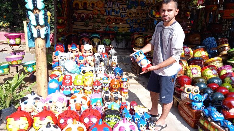 El joven Pedro mostrando los productos que ofrece. También se ven reconocidos personajes de videojuegos o películas.