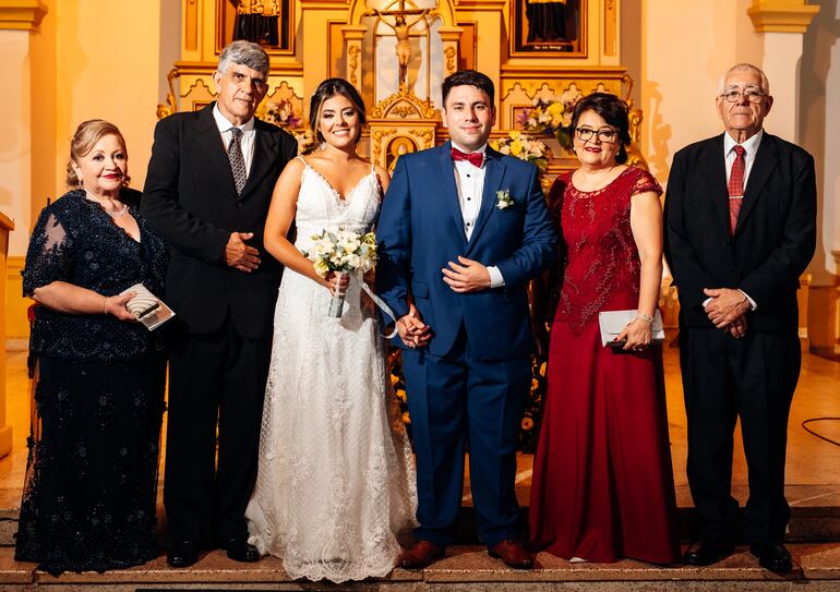 Los novios fueron apadrinados por María Estela Vera y Calixto Aranda; Lucía Ayala y Luca Vega.