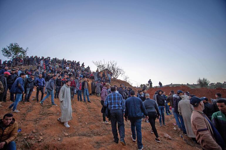 Una multitud se convocó en los alrededores del sitio donde Rayan está enterrado, mientras los bomberos intentan sacarlo del pozo .