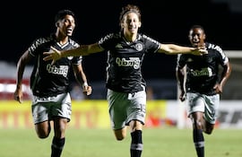 El volante paraguayo (c) está atravesando por un gran nivel.