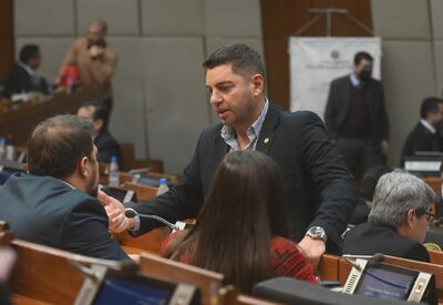 El titular de Diputados, Pedro Alliana (ANR, HC) conversa con el diputado Colym Soroka (ANR, oficialista).