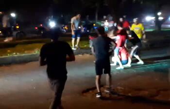 Momento en que el conductor es brutalmente pateado por uno de los motociclistas, que lo atacaron en manada.