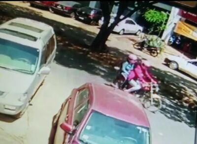 Los motochorros fueron captados por las cámaras de circuito cerrado de la entidad bancaria.