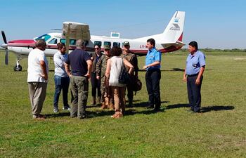 Autoridades paraguayas a su llegada hasta la región chaqueña del vecino país para cooperar con la pesquisa.