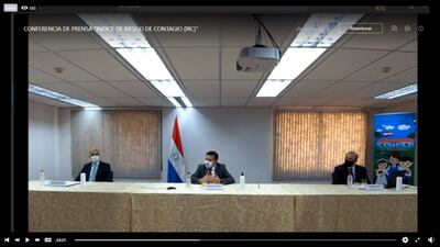 El ministro de Salud, Julio Mazzoleni, el de Educación, Eduardo Petta, y el viceministro del MEC, Robert Cano, en conferencia virtual.