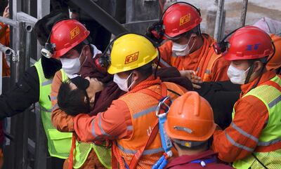 Once de los 22 mineros que habían quedado atrapados en una mina de oro, en China, fueron sacados con vida.