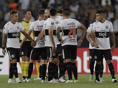 Los jugadores de Olimpia, en el Olímpico Nilton Santos, al finalizar el primer tiempo contra Fluminense en la ida de la Fase 3 de la Copa Libertadores.
