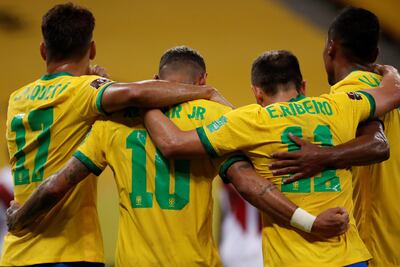Neymar (2-i) de Brasil celebra un gol en un partido por las eliminatorias sudamericanas para el Mundial de Catar 2022 entre Brasil y Perú en la ciudad de Recife (Brasil). EFE/Antonio Lacerda