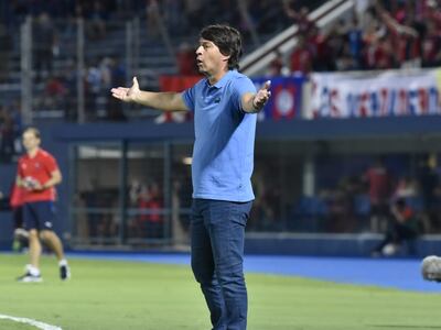 Daniel Garnero, entrenador de Libertad, reclama una situación del partido contra Cerro Porteño por la décima jornada del torneo Apertura 2022.