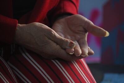 El verbo “exigir” significa, entre otras cosas, ‘pedir imperiosamente algo a lo que se tiene derecho’. Se trata de un verbo transitivo en el que lo que se pide no se introduce con preposición, tampoco si el complemento es una oración que comienza por “que”.