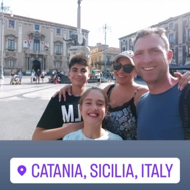 Hermosa familia. Sandra Michelón y Jonatan Fatelevich con sus hijos, en Sicilia. (Instagram/Sandra Michelón Fatelevich)