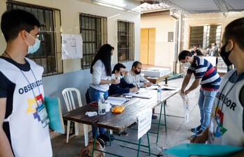 Personas asisten a votar durante las elecciones municipales, en la escuela República de Chile, en Asunción (Paraguay).