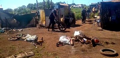 Los intervinientes hallaron motocicletas totalmente desarmadas en el lugar.