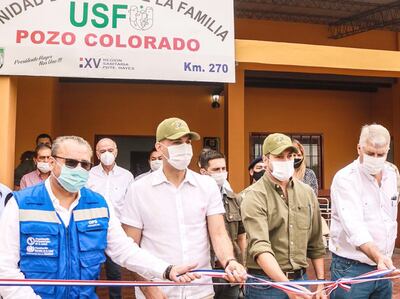 Mario Abdo (camisa marrón) inauguró USF en Pozo Colorado.