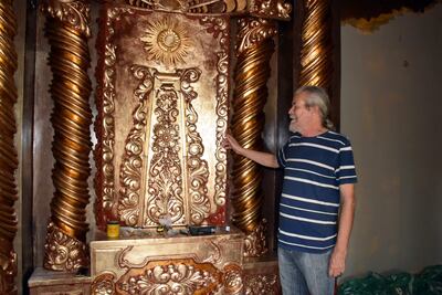 El artista Koki Ruiz muestra el retablo de la capilla de adoración del Santísimo en la Parroquia de San Pablo de Caazapá.