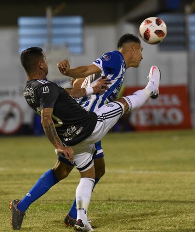 Peligrosa pierna levantada de Derlis González que casi pega en el rostro 
del rival. El delantero franjeado se retiró lesionado anoche en Itauguá.
