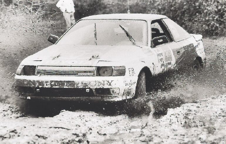 Imponente el Toyota Célica GT4 ST 165 de Molas y Elizeche en su paso por una de las etapas de aquel memorable Transchaco Rally de 1990.
