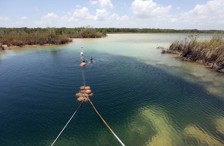 Turistas visitan una laguna de la reserva Much Kanan Ka’ax en el municipio de Felipe Carrillo Puerto, Quintana Roo (México).