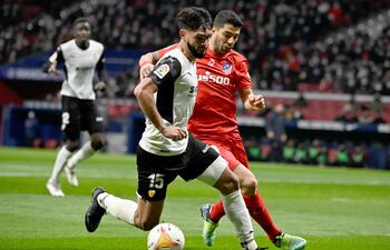Omar Alderete gana la posesión del balón a Luis Suárez, del Atlético, durante el partido de ayer. Un duelo que podría haberse repetido el próximo 27 de enero en el Paraguay-Uruguay.