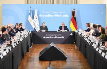 Alberto Fernández (d), junto al canciller alemán, Olaf Scholz, mientras presiden un encuentro empresarial Argentina-Alemania en el Palacio San Martín, sede de la Cancillería argentina. La guerra en Ucrania, la ratificación del acuerdo de libre comercio entre la Unión Europea (UE) y el Mercado Común del Sur (Mercosur) y las inversiones en proyectos de diversa índole centraron la reunión celebrada entre el canciller alemán, Olaf Scholz, y el presidente argentino, Alberto Fernández.