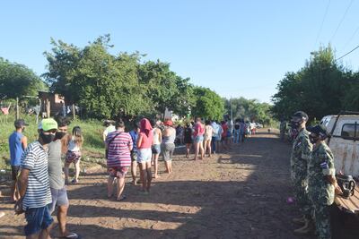 Una gran cantidad de personas acudió para recibir los alimentos preparados por funcionarios, estudiantes y directivos de la UNAE.