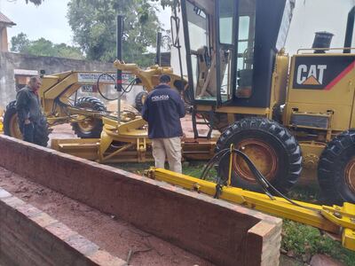 Desconocidos rompen vidrio de una motoniveladora de la Municipalidad de Acahay.