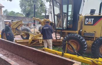 Desconocidos rompen vidrio de una motoniveladora de la Municipalidad de Acahay.