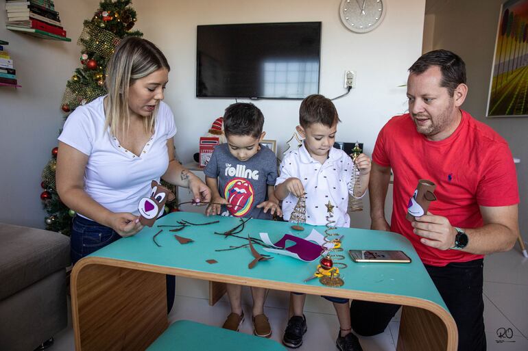 En plena tarea de manualidades, Denise, Ignacio, Lucas y Aldo. (Romi Ocampos)
