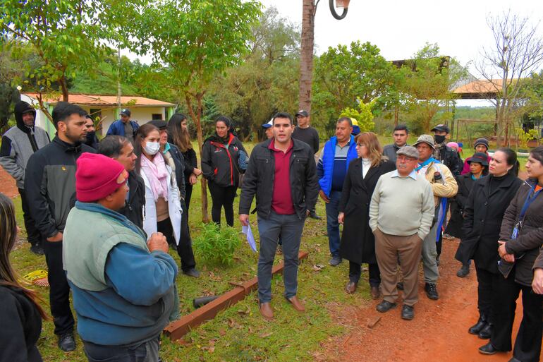 El Intendente Municipal Magín Benítez (PLRA) junto a la comitiva municipal y vecinos del lugar durante el ingreso al vertedero municipal.