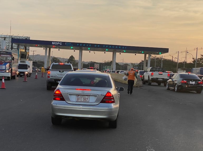 Ante la gran cantidad de vehículos que retornan hacia la Capital, se tuvieron que habilitar más vías de acceso y puestos de cobro en el peaje de Ypacaraí.
