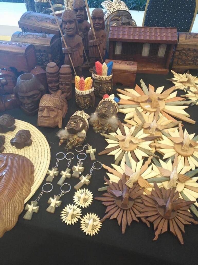 La Fundación Tobatí cuenta con una exposición permanente de productos de artesanía. 