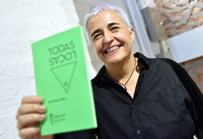 Rosa Posa Guinea, sonriente con el libro que publicó gracias al apoyo e impulso de Ediciones de la Ura.